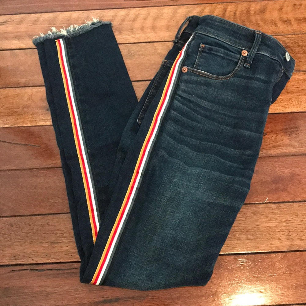 High-waisted jeans